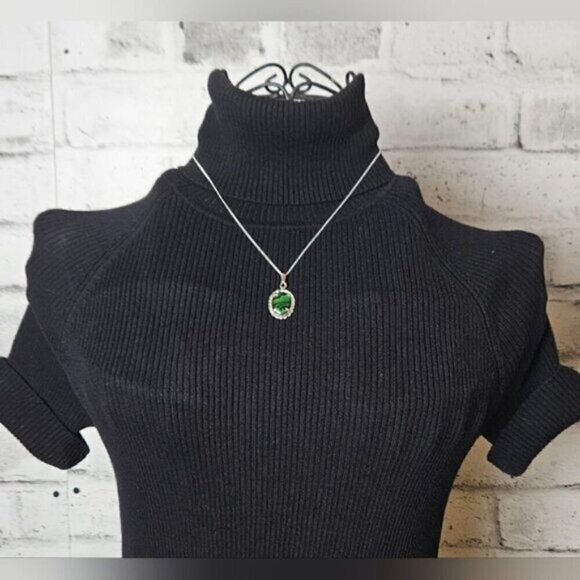 Green Polished Stone Pendant Necklace on Silvertone Chain – Vintage Style - Picture 2 of 6